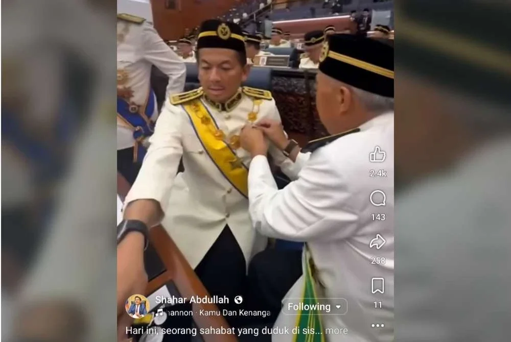 Video yang memaparkan Bung Moktar sedang membetulkan pin Mohd Shahar.