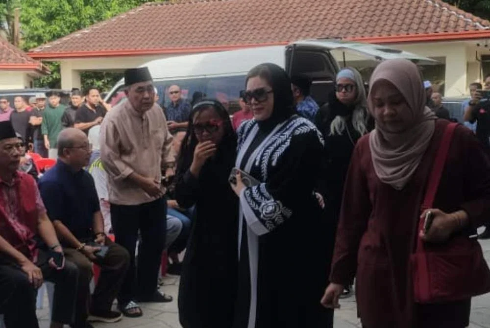 Zizie Izette tiba bersama anak-anaknya dari Kuala Lumpur.