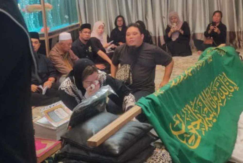 Zizie Izette tidak dapat menahan esakan ketika menatap wajah suaminya buat kali terakhir.