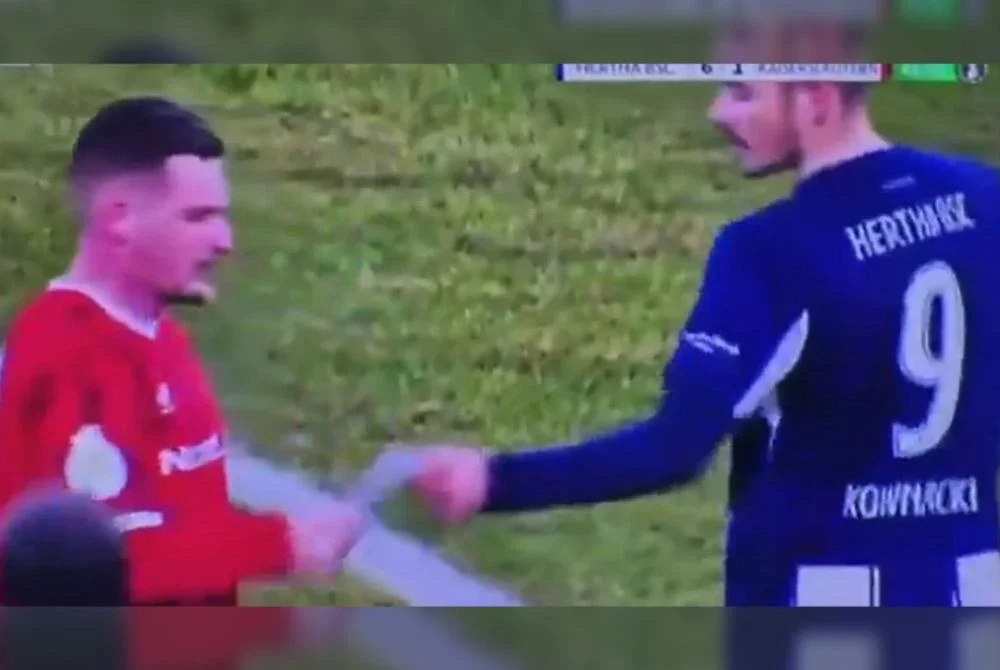 Kownacki (kanan) merampas nota dari tangan Ritter ketika perlawanan berlangsung.