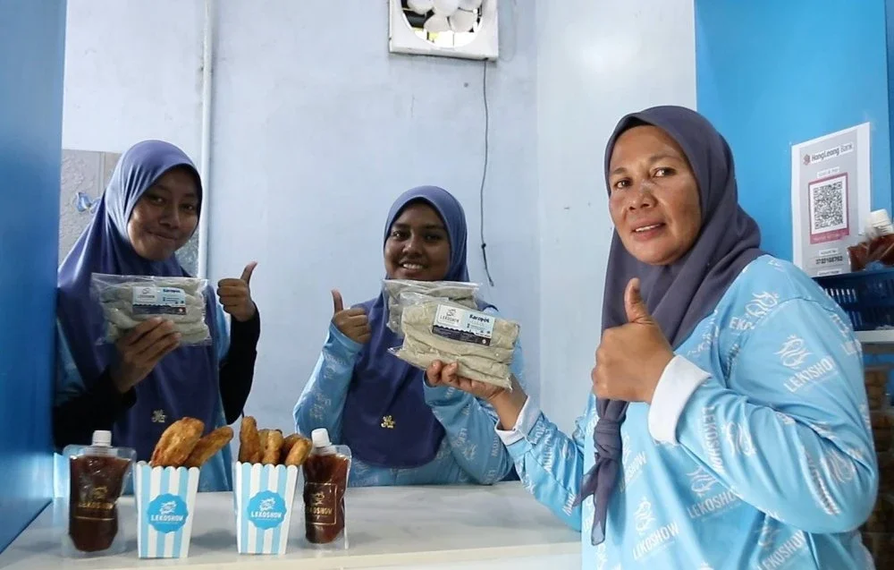 Rosnani (kanan) bersama pekerja semasa ditemui di kedainya di Kampung KEDA Teluk Berembang.