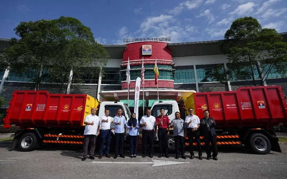 Ramli bersama Dr Ani sempena Majlis Penyerahan Lori Kompaktor Dan Amroll Baharu KDEBWM kepada MPSepang pada Jumaat.