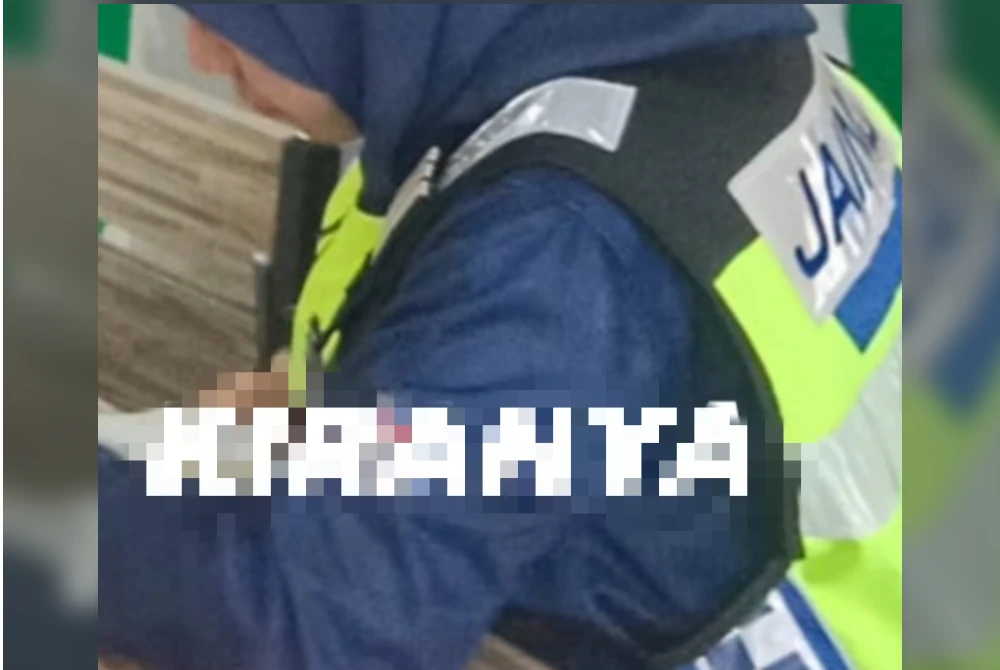 Anggota penguat kuasa JAINJ menahan pasangan disyaki berkhalwat di sebuah hotel di Kota Tinggi. - Foto JAINJ