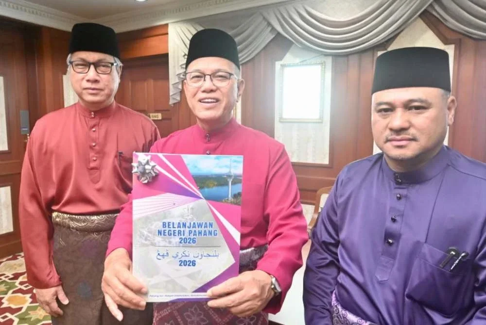 Wan Rosdy (tengah) bersama Setiausaha Kerajaan Negeri Pahang, Datuk Seri Nazri Abu Bakar (kiri) dan Pegawai Kewangan Negeri Pahang, Datuk Indera Fadzilla Salleh menunjukkan buku Belanjawan Pahang 2026 yang dibentangkan pada Jumaat.
