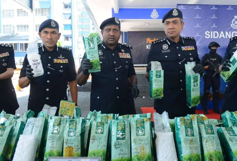 Hussein (tengah) menunjukkan antara dadah yang dirampas.