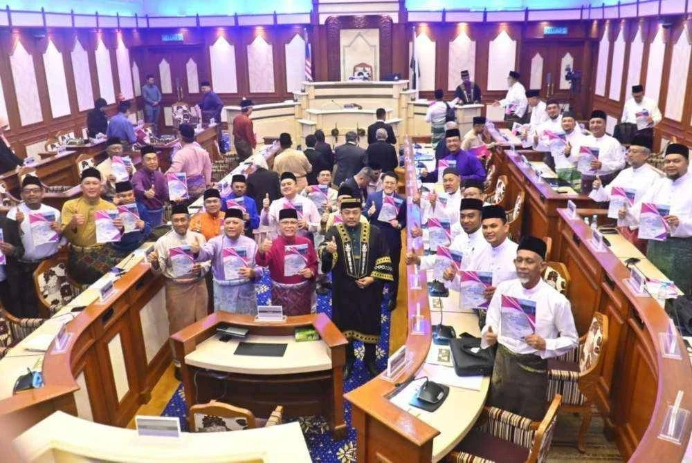 Dato' Sri Diraja Wan Rosdy (depan, dua dari kanan) bersama barisan Ahli Dewan Undangan Negeri (ADUN) Pahang menunjukkan buku Belanjawan Pahang 2026 yang dibentangkan pada Jumaat.