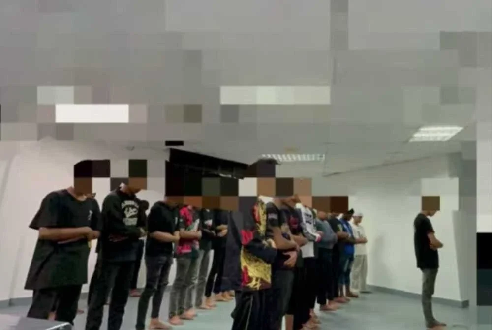 Kesemua individu ditahan diarah menunaikan solat sunat taubat dan solat Subuh secara berjemaah sebelum dibebaskan.