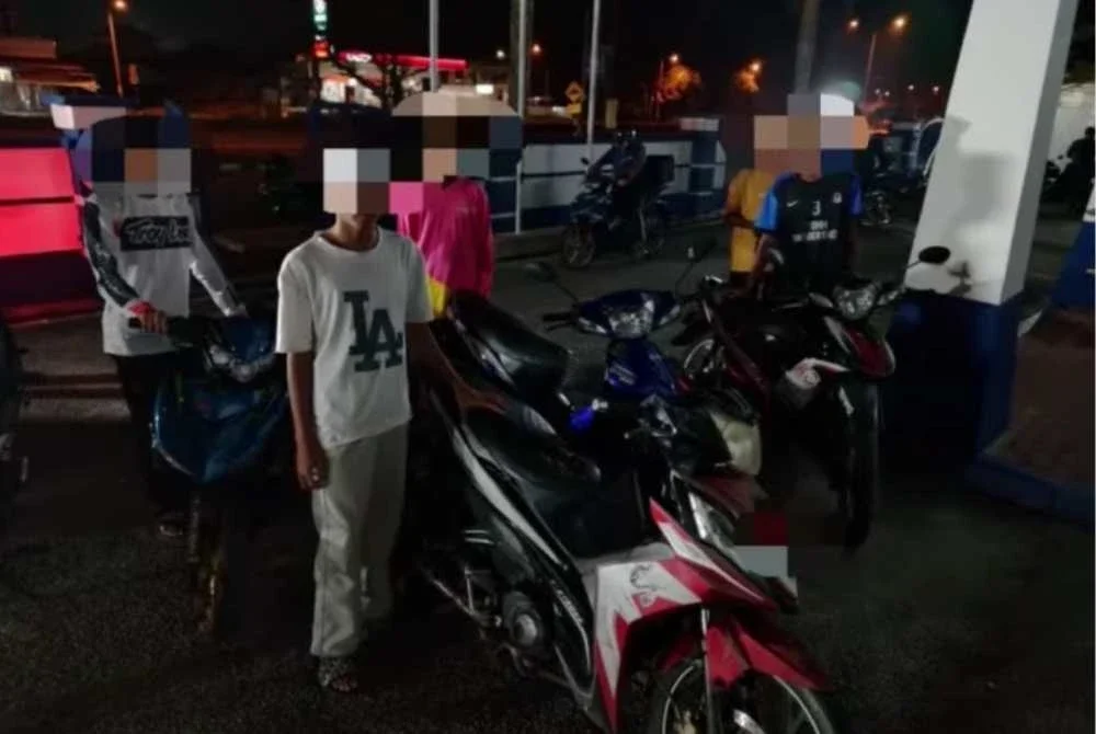 Antara individu yang ditahan dalam operasi khas di Jalan Kampung Gong Kekabu–Jalan Taman Safiah Murni, Bukit Payong, Marang awal pagi Jumaat.