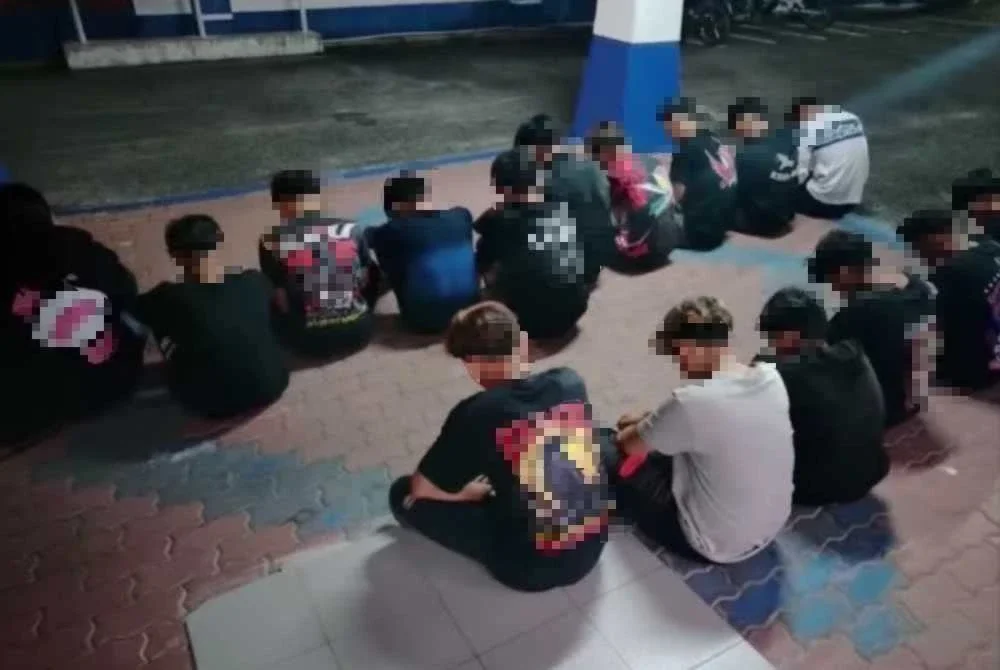 Mereka yang ditahan dalam operasi khas di Jalan Kampung Gong Kekabu–Jalan Taman Safiah Murni, Bukit Payong, Marang di bawa ke balai polis.