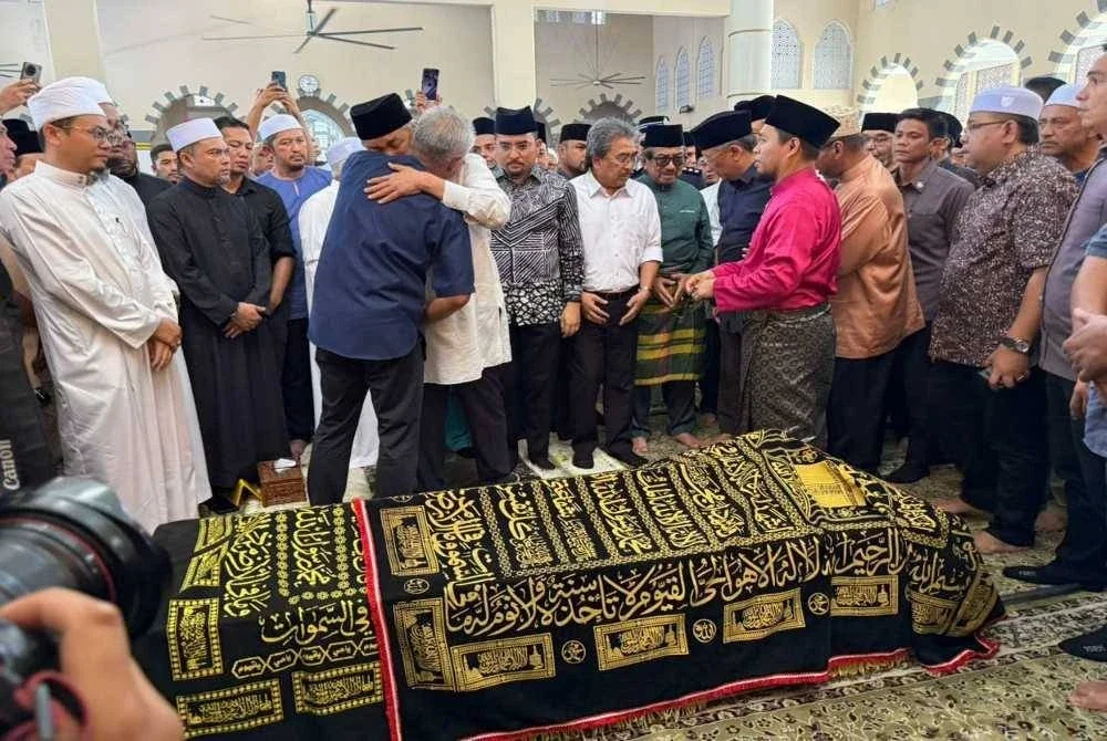 Ahmad Zahid memeluk Ketua Penerangan UMNO Sabah, Datuk Suhaimi Nasir ketika hadir menyertai solat jenazah Datuk Seri Bung Moktar Radin di Masjid Bandaraya Kota Kinabalu.