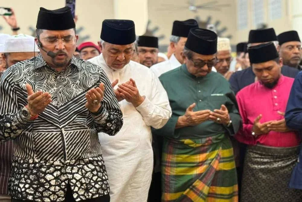 Ahmad Zahid (dua dari kiri) hadir bersama menyertai solat jenazah Datuk Seri Bung Moktar Radin di Masjid Bandaraya Kota Kinabalu.
