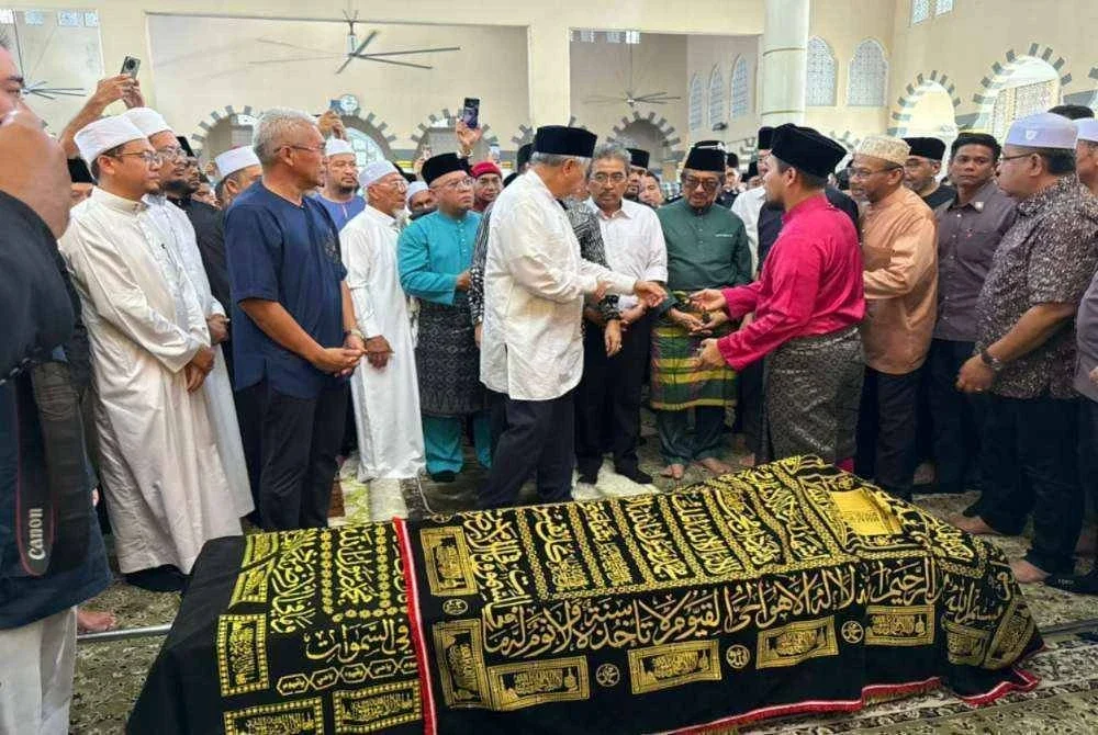 Ahmad Zahid (tengah) hadir bersama menyertai solat jenazah Datuk Seri Bung Moktar Radin di Masjid Bandaraya Kota Kinabalu.