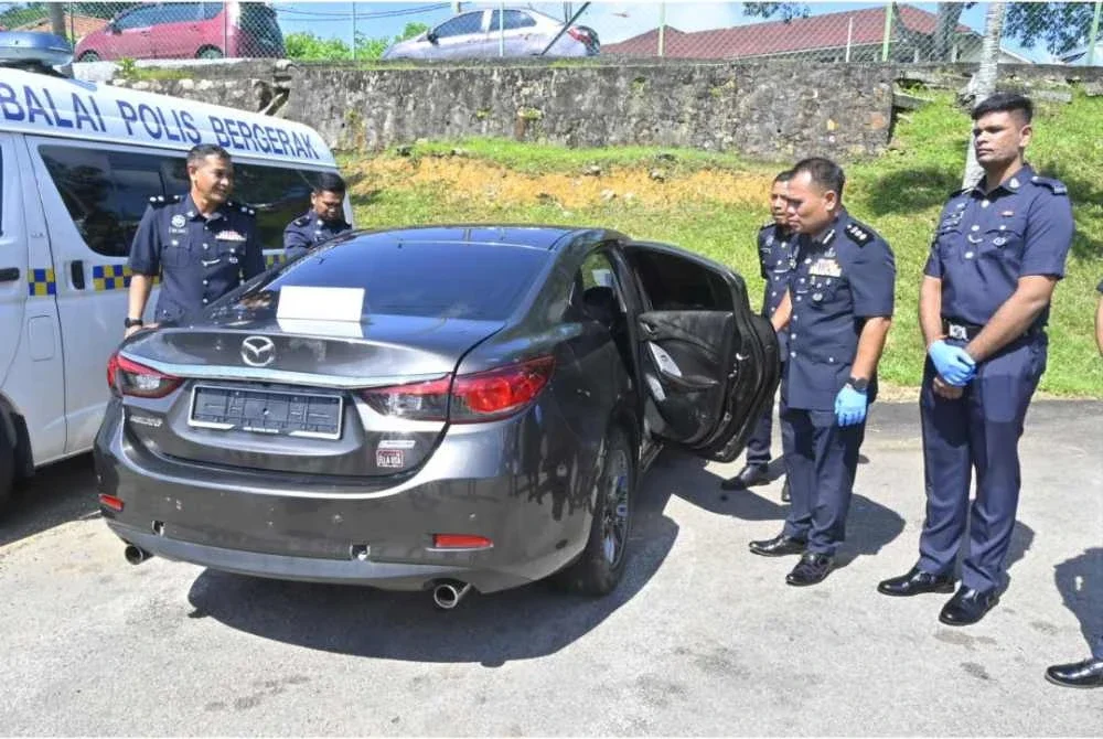 Polis turut merampas sebuah kereta selepas menahan empat lelaki yang terbabit dengan kegiatan mencuri kabel bawah tanah.