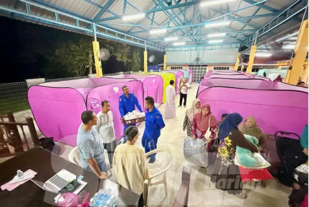 Penduduk yang terjejas banjir akibat ban pecah berlindung di pusat transit sementara.