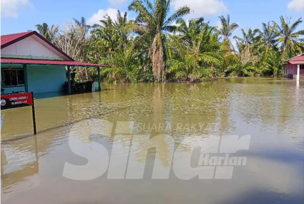 Keadaan rumah penduduk di Kampung Berong Laut yang dinaiki air ketika air pasang pada Jumaat.