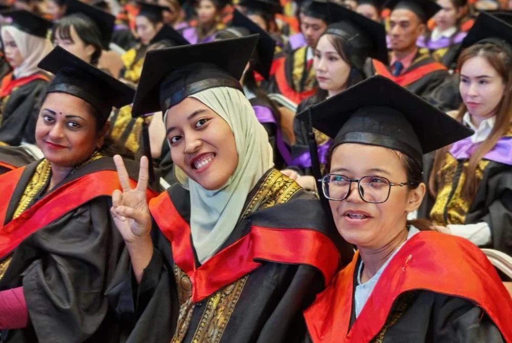 Graduan diraikan pada Majlis Konvensyen Persatuan Pusat Bertauliah SLDN ke-11 di UTeM pada Khamis.