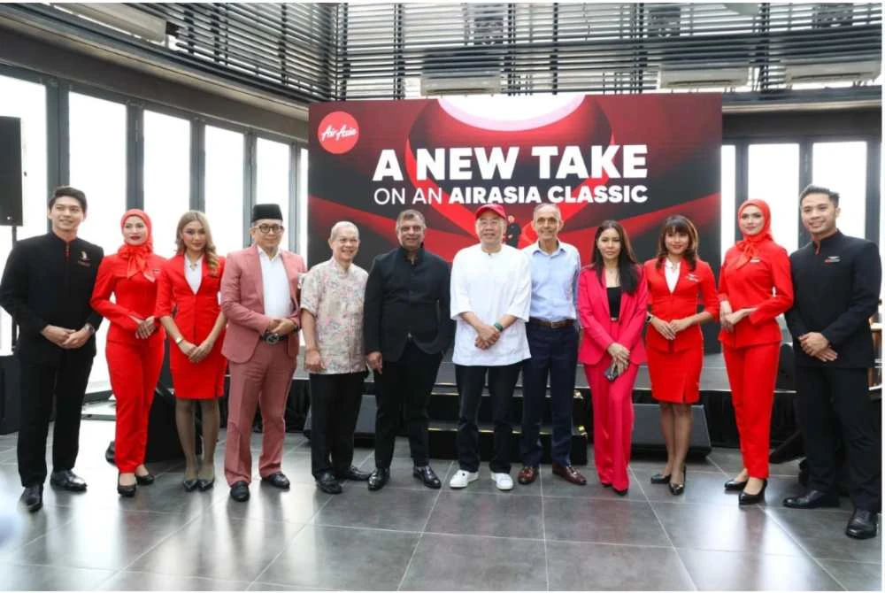 AirAsia mengumumkan dasar pemakaian seragam terbaru yang mana kru kabin wanita kini dibenarkan berhijab.