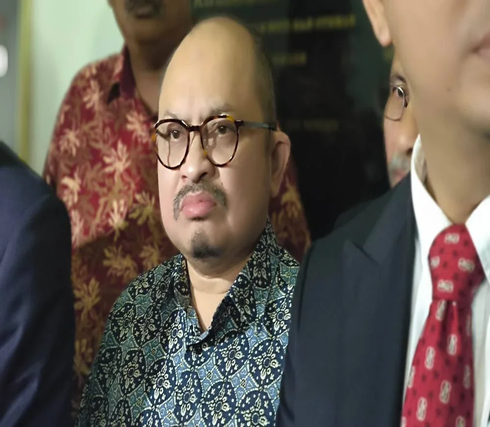 Shamsul Iskandar hadir ke Mahkamah Sesyen Shah Alam pada Jumaat dengan memakai baju batik berwarna hijau, bagi menghadapi satu kes rasuah.