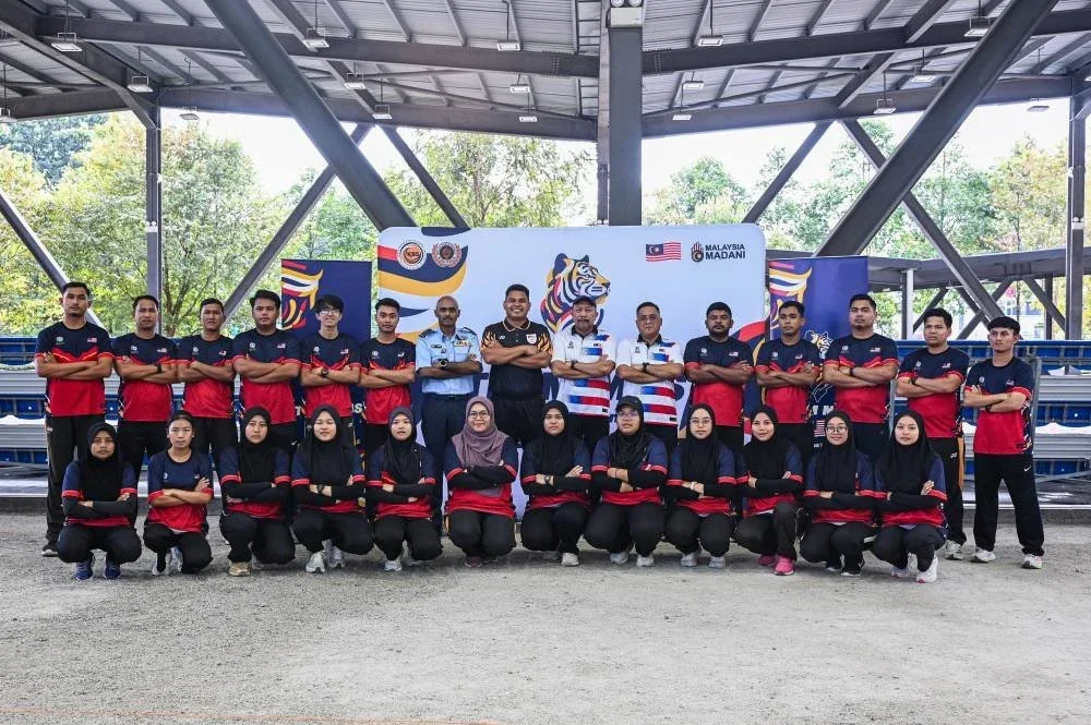Nazmizan Muhammad (tengah) bersama barisan atlet petanque negara ketika melawat ke pusat latihan atlet Temasya Sukan SEA Thailand 2025 di Arena Petanque Pudu Ulu, Kuala Lumpur pada Jumaat. - Foto: Bernama