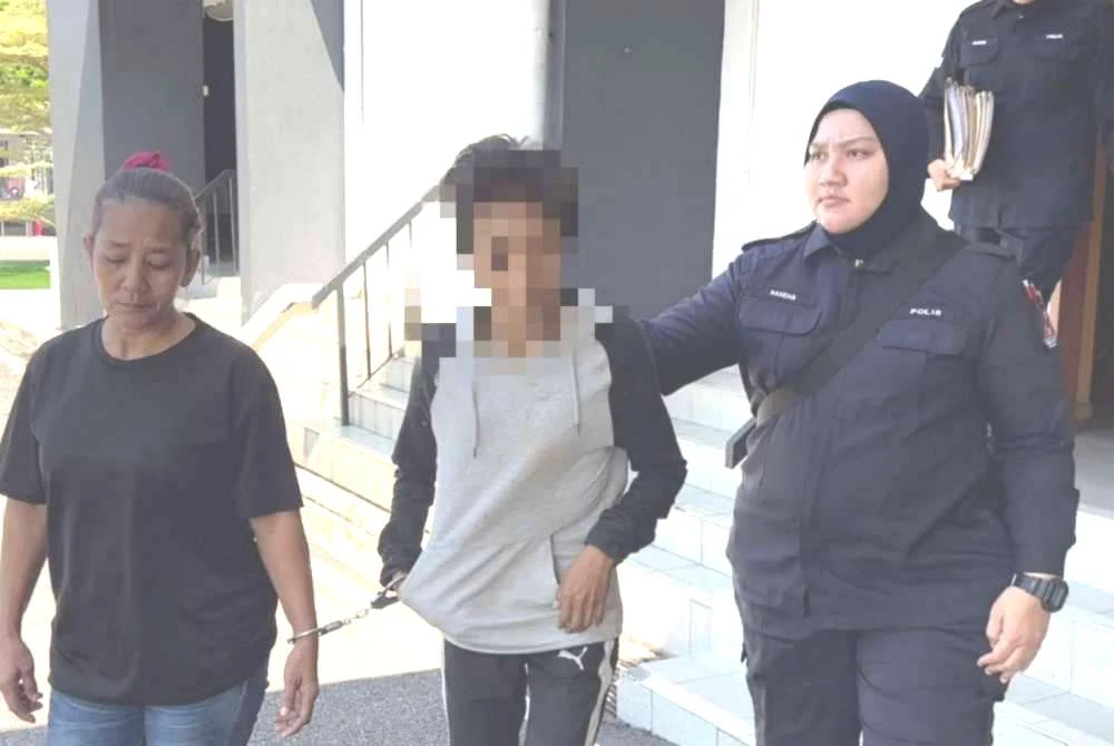 Maznah(kiri) dihadapkan ke Mahkamah Majistret Batu Pahat pada Jumaat atas pertuduhan melakukan ugutan jenayah dan mengacukan pisau terhadap ibunya