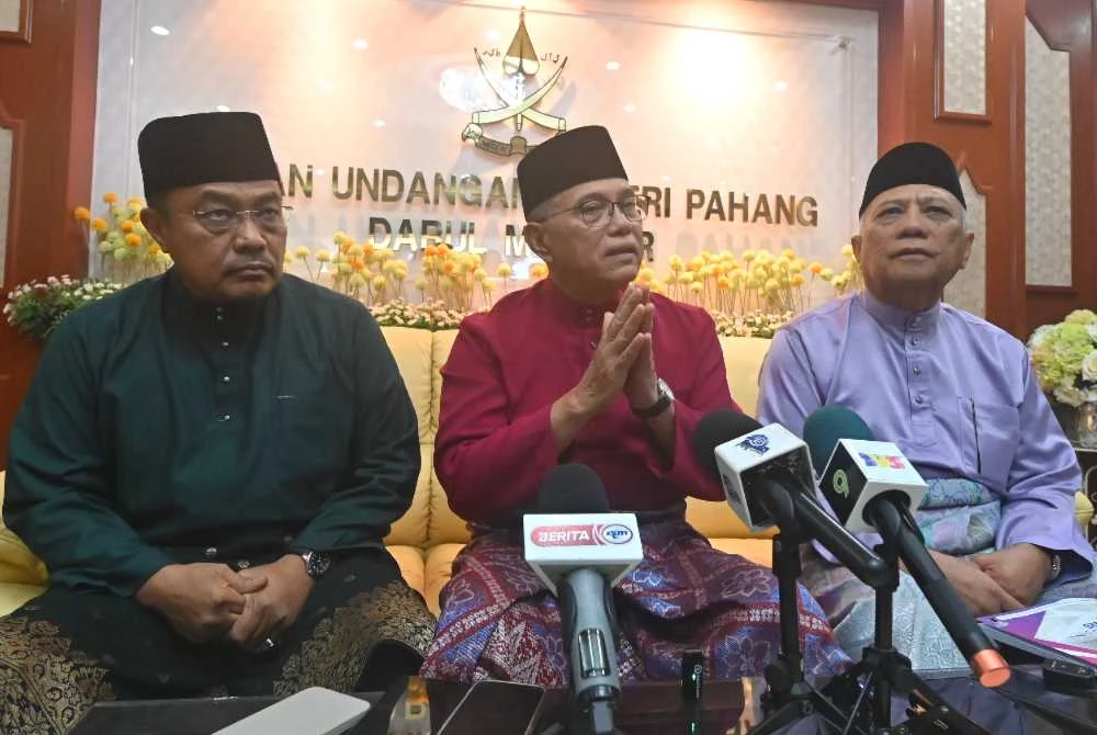 Dato’ Sri Diraja Wan Rosdy (tengah) ketika mengulas intipati Belanjawan Negeri 2026 yang dibentangkan pada Persidangan DUN Pahang di Wisma Sri Pahang pada Jumaat.