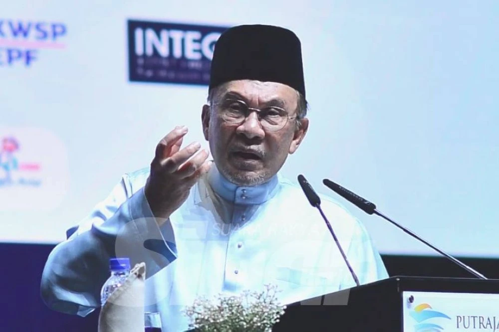 Anwar ketika berucap pada Sambutan Hari Antirasuah Antarabangsa (HARA) 2025 di Putrajaya pada Jumaat. Foto Rosli Talib