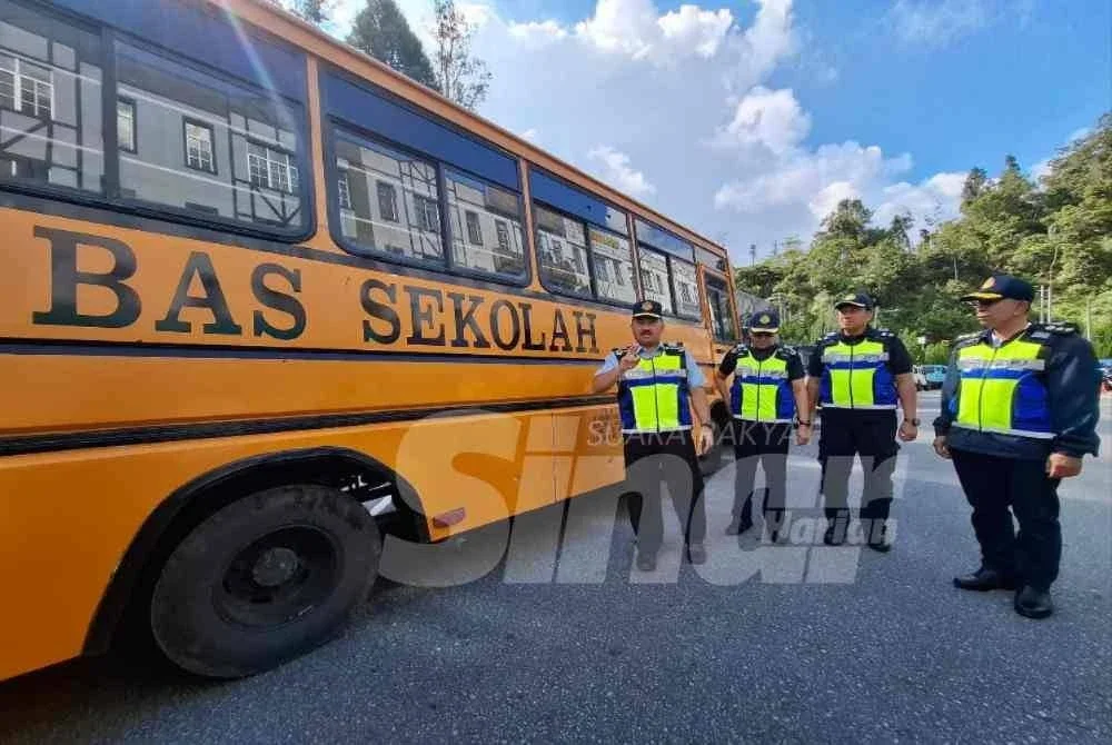 Bas sekolah yang disita kerana beroperasi secara haram sebagai bas pelancongan dalam operasi berkenaan.