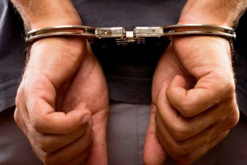 Polis menahan seorang lelaki kerana memaksa kekasihnya menggugurkan kandungan di Rawang. Gambar hiasan