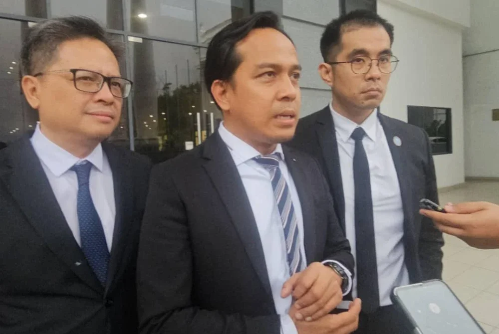 Pasukan peguam mewakili ibu Zara Qairina ketika dalam sidang akhbar di pekarangan Kompleks Mahkamah Kota Kinabalu.