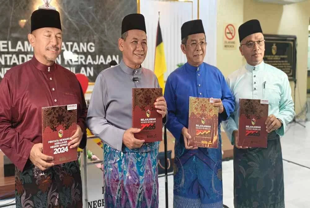 Aminuddin (dua dari kiri) menunjukkan buku Belanjawan Negeri Sembilan 2026