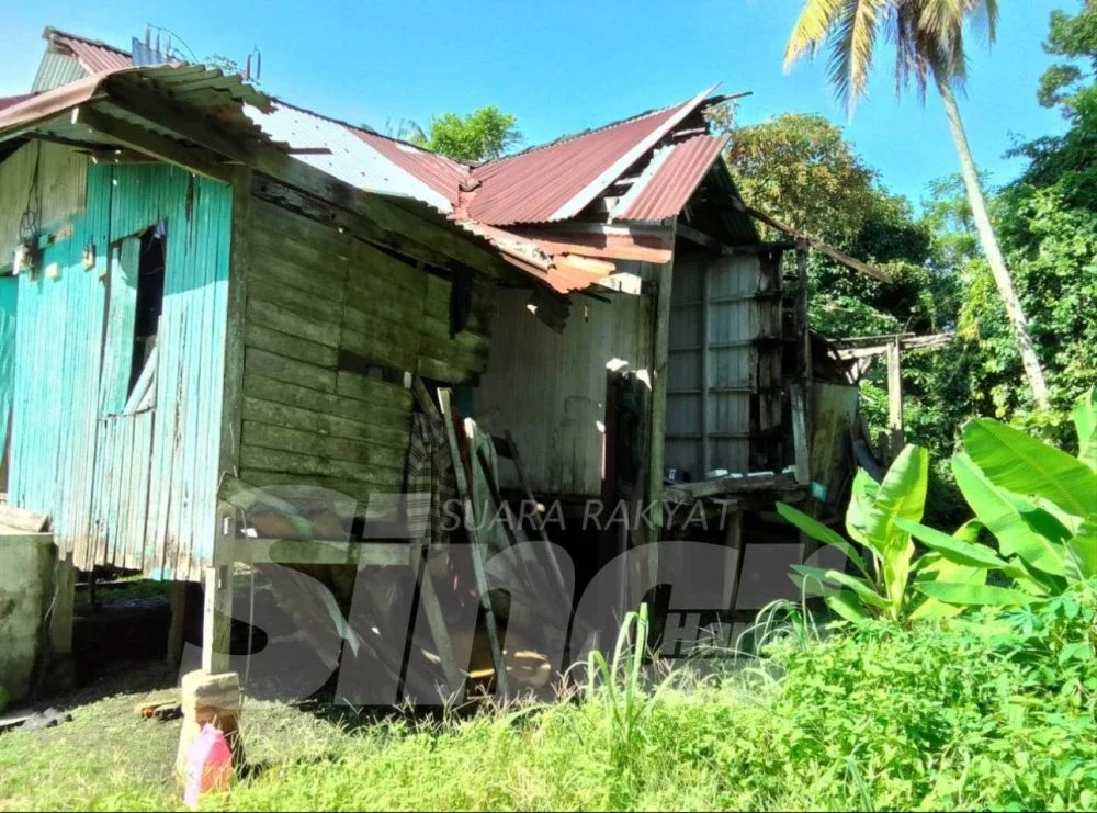 Keadaan rumah pusaka Mohd Rani yang menunggu waktu untuk runtuh sepenuhnya.