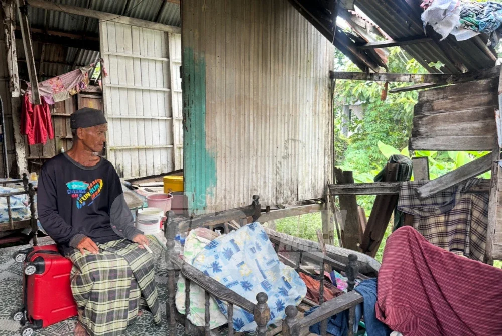 Mohd Rani memegang lilin yang digunakan pada waktu malam.