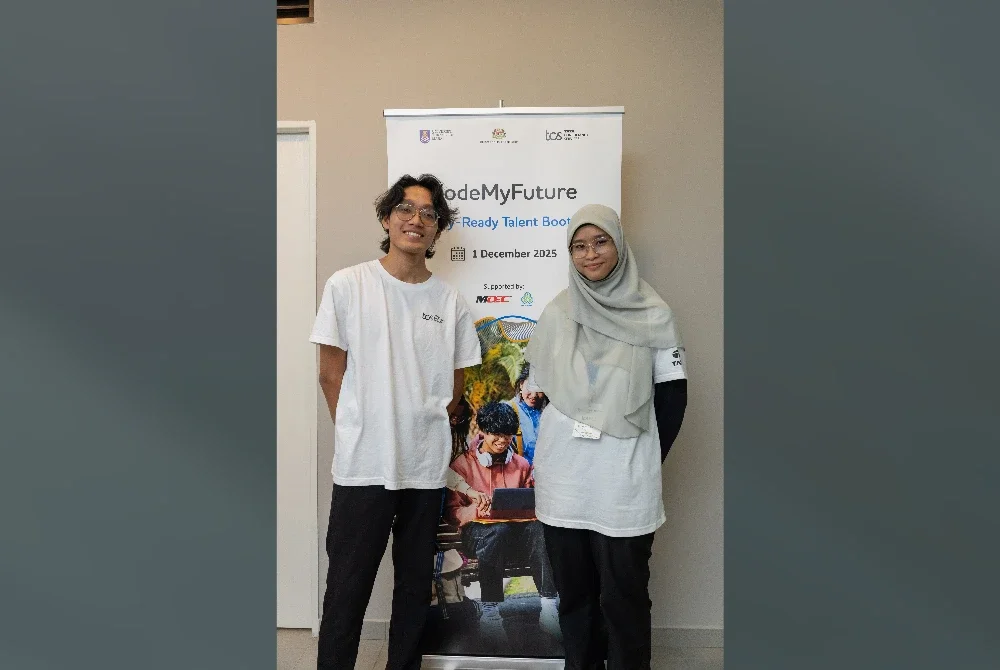 Muhammad Arif Zaqwan dan Nurul Asyiqin, dua graduan UTeM Melaka yang menyertai program KodeMyFuture.