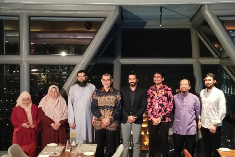 Khairil Faizal (tiga dari kanan) yang mewakili Menara Kuala Lumpur berbesar hati untuk menjadi hos kepada sesi perjumpaan bersama barisan qari, panelis dan pentadabbur World #QuranConvention pada Rabu.