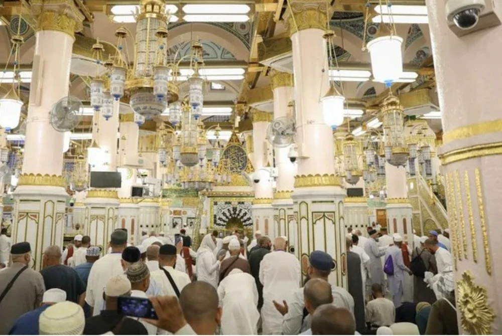 Pihak Berkuasa Am bagi Penjagaan Hal Ehwal Masjidil Haram dan Masjid Nabawi mengumumkan waktu lawatan harian ke Al-Rawdah Al-Sharifah di Masjid Nabawi bagi lelaki dan wanita. Gambar hiasan 