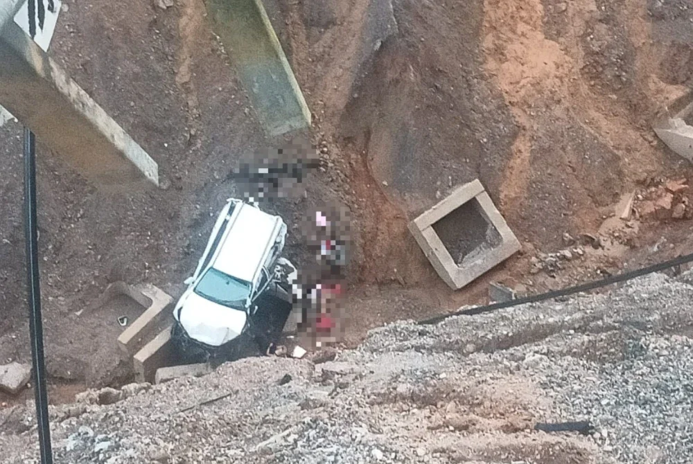 SUV dinaiki kedua mangsa terjunam ke dalam gaung sedalam kira-kira 61 meter dalam kejadian di Kilometer 52, Jalan Kuala Jeneris - Sungai Gawi - Aring dekat Bukit Kawah, Hulu Terengganu pada Jumaat. Foto Polis