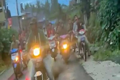 Antara penduduk kampung yang terlibat mengambil tindakan menghukum suspek secara kejam. 