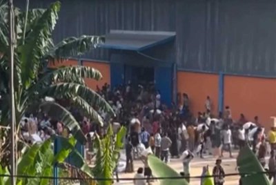 Suasana tegang dan orang ramai menyebabkan empat orang maut di gudang berkenaan.-Agensi