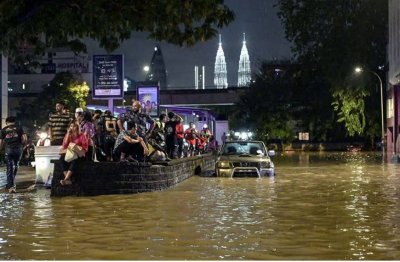Tipikal banjir kilat dengan paras air naik dalam masa kurang 30 minit selepas hujan memuncak. Foto Bernama 