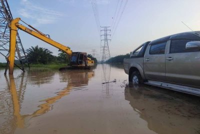 Pasukan operasi mendapati mangsa terbabit terperangkap di tengah lombong ekoran arus air yang meningkat mendadak.