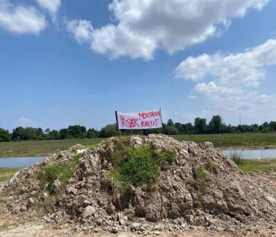 Rasa tertekan dan kecewa yang sekian lama dipendam menyebabkan penduduk Kampung Derdap, Pengkalan Kubor di Tumpat bertindak menggantung beberapa sepanduk bagi menzahirkan perasaan 'marah' kepada Projek Lembangan Sungai Bersepadu (PLSB) Sungai Golok. Foto: SINAR HARIAN