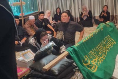 Zizie Izette tidak dapat menahan esakan ketika menatap wajah suaminya buat kali terakhir.