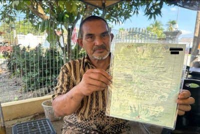 Shaharuddin menunjukkan surat beranak yang menjadi penyelemat dalam beberapa urusan penting kehidupannya. Foto Sinar Harian/ Adila Sharinni Wahid