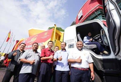 Ramli bersama Dr Ani sempena Penyerahan Lori Kompaktor Dan Amroll Baharu KDEBWM kepada MPSepang pada Jumaat.