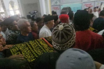 Ahmad Zahid mengusung jenazah Bung Moktar keluar dari Masjid Bandaraya Kota Kinabalu.