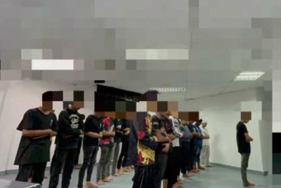 Kesemua individu ditahan diarah menunaikan solat sunat taubat dan solat Subuh secara berjemaah sebelum dibebaskan.