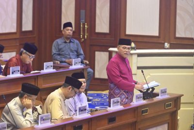 Dato' Sri Diraja Wan Rosdy membentangkan Belanjawan Negeri 2026 bertema ‘Pahang 1st: Rakyat Didahulukan, Kemakmuran Dipertahankan’ pada persidangan DUN di Wisma Sri Pahang pada Jumaat.