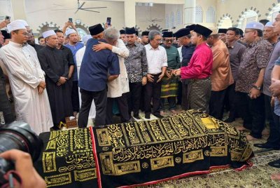 Ahmad Zahid memeluk Ketua Penerangan UMNO Sabah, Datuk Suhaimi Nasir ketika hadir menyertai solat jenazah Datuk Seri Bung Moktar Radin di Masjid Bandaraya Kota Kinabalu.