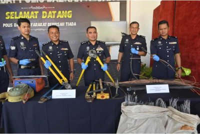 Bahrin (tengah) menunjukkan barang rampasan selepas menahan empat lelaki terbabit curi kabel, selepas sidang akhbar di IPD Kluang.