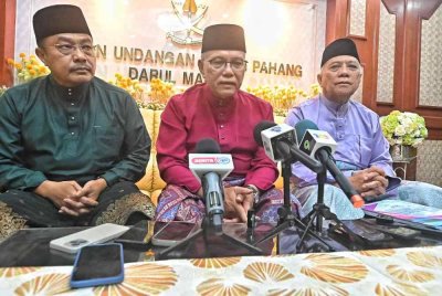 Wan Rosdy semasa sidang akhbar selepas sesi pembentangan belanjawan negeri di Wisma Sri Pahang, pada Jumaat.